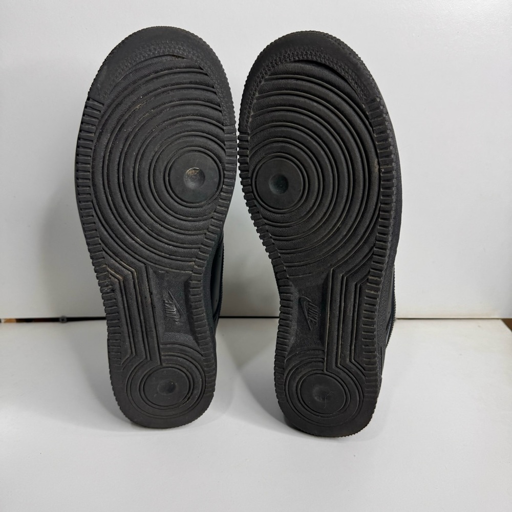 Men’s size 9.5 Nike Air Force 1 low triple black ‘07 classic sneakers popular og - Picture 11 of 11